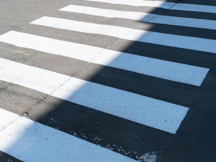 Dzielnicowi uczą dzieci bezpiecznego poruszania się do szkoły w Nowakowie
