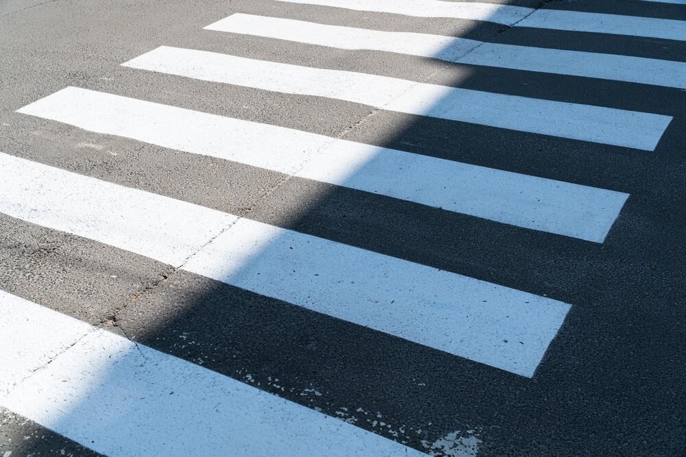 Dzielnicowi uczą dzieci bezpiecznego poruszania się do szkoły w Nowakowie