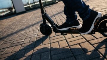 Hulajnoga i 3 promile – niebezpieczna kolizja na parkingu