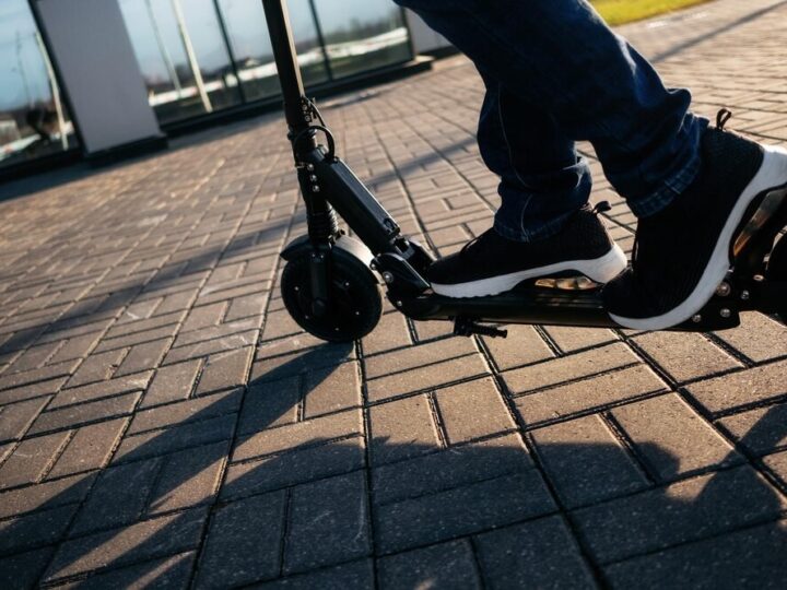 Hulajnoga i 3 promile – niebezpieczna kolizja na parkingu