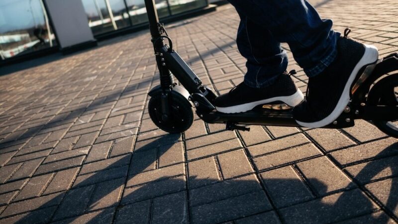 Hulajnoga i 3 promile – niebezpieczna kolizja na parkingu