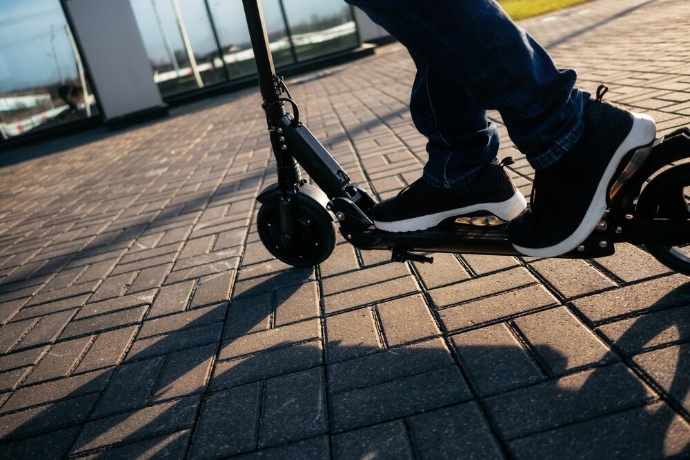 Hulajnoga i 3 promile – niebezpieczna kolizja na parkingu