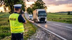 Myszków: auto na rondzie, kierowca w rowie i 4 promile