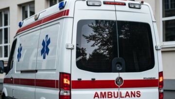 Wypadek na A4. Kierowcę wyciągnięto przez szyberdach